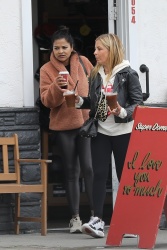 Sarah Michelle Gellar - Has her hands full while getting caffeinated in Culver City, January 3, 2023
