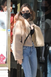 Lily Collins - shops for jewelry in Beverly Hills, California | 01/11/2021