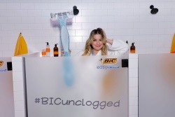 Annie Murphy - Annie Murphy And Eric Andre Launch New BIC EasyRinse Razor - March 30th 2023