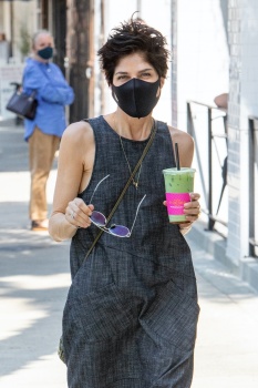 Selma Blair - Seen in great spirits as she stops for a refreshing drink in Los Angeles, August 27, 2020