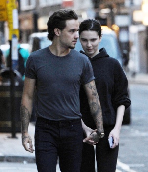 Liam Payne - Holding hands with girlfriend Maya Henry as they picking up a bite to eat at a street food stall in London, August 5, 2020