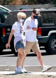 Selma Blair - Stops by a yard sale before a trip to Sweet Flower Dispensary in Studio City, June 12, 2021