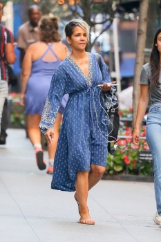Halle Berry - Page 11 C0XjWZx8_t