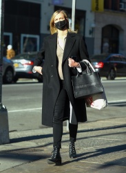 Karlie Kloss - spotted out & about in SoHo, New York | 12/10/2020