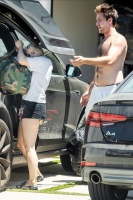 Ariel Winter - helps her boyfriend move in to her home, Los Angeles - California | 07/18/2020