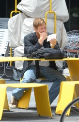 Aaron Eckhart - Outside his hotel in New York - May 29, 2009