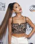 Ariana Grande - Page 3 EOy8CY2v_t