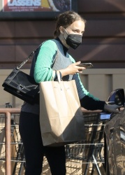 Natalie Portman - Returns to her car after grocery shopping at Lassens Natural Food and Vitamins in LA 11/12/21