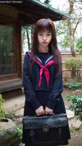 Japonesa en cosplay de colegiala castigada