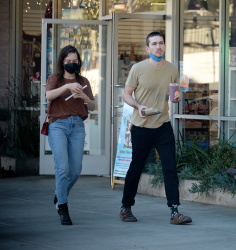 Victoria Pedretti - Grabs food to go with Dylan Arnold in Los Angeles, November 13, 2021