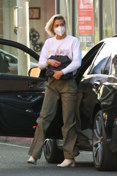 Jaime King - Wears her protective mask as she visits a medical building in Beverly Hills, December 9, 2020