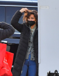 Rose Byrne - Taking out clumps of her wig as she changes into her own clothing after filming a scene for 'Physical' in Santa Monica, March 11, 2021