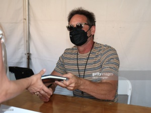 2022/04/23 - David attends the Los Angeles Times Festival of Books Vwt7SY1j_t