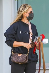 Sarah Michelle Gellar - Drops off her car at the car wash and heads to the gym for a workout in Brentwood, April 15, 2021