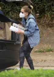 Sarah Michelle Gellar - Carries the eggs after visiting the farmers market with her mom Rosellen Gellar in Los Angeles, March 7, 2021