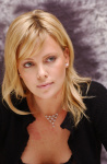 Charlize Theron Monster 15-11-2003 4ODbpJ6z_t