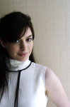 Anne Hathaway TbB9zVjP_t