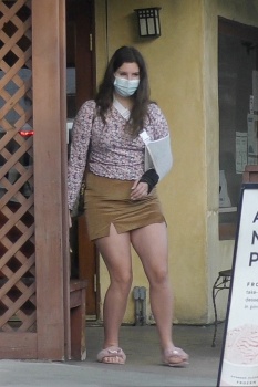 Lana Del Rey - Out picking up food from Il Tramezzino after doing some shopping in Studio City, December 27, 2020