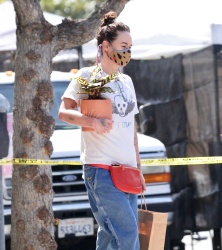 Lena Headey - Shopping for plants in Venice Beach, May 2, 2021