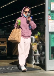 Rooney Mara - Keeps a low profile as she stops for some juice after finishing some shopping at Erewhon Market in Calabasas, November 29, 2021