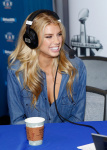 Charlotte McKinney GKDi3Wld_t