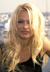 Памела Андерсон (Pamela Anderson) в черном платье (37xHQ) IagQej2G_t