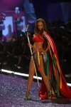 Tyra Banks 9lWkTWCO_t