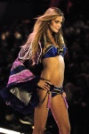 Ana Beatriz Barros – 6 Sexy Toys – Victoria’s Secret Fashion Show 2005 W8vWInK6_t