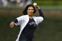 Wendy Davis - ceremonial 1st pitch of the game: Chicago Cubs vs. Pittsburgh Pirates, Wrigley Field, 13.9.2019 x2