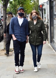 Princess Beatrice - Out walking with her husband Edoardo Mapelli Mozzi after enjoying lunch al Fresco with a friend in Notting Hill, May 9, 2021