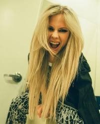 Avril Lavigne - Page 3 HavhxjKx_t