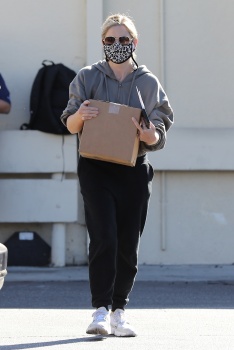 Sarah Michelle Gellar - Stays cozy in a sweats as she visits her PO Box today to pick up mail and packages in Brentwood, December 19, 2020