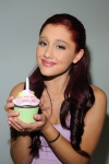 Ariana Grande 9I0zJ6TG_t