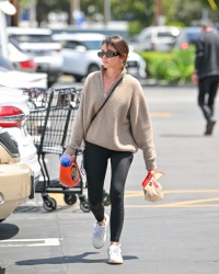 Sarah Hyland - Sporting leggings on a shopping run, Los Angeles CA - April 25, 2024