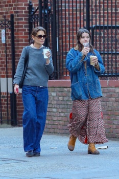 Katie Holmes - Page 2 2V9Wzb3t_t