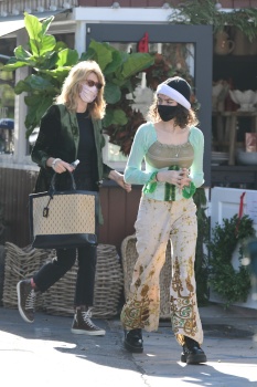 Laura Dern - Look stylish while out picking up drinks with her daughter Jaya Harper for all the family in Brentwood, December 26, 2020