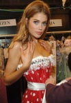 Doutzen Kroes – Backstage – Victoria’s Secret Fashion Show 2005 6ypI1iSp_t