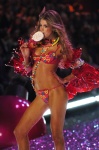 Doutzen Kroes – 5 Sexy Delicious – Victoria’s Secret Fashion Show 2005 8FlMRXPY_t