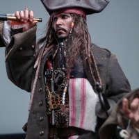 Jack Sparrow 1/6 - Pirates of the Caribbean : Dead Men Tell No Tales (Hot Toys) 06E7D9Hw_t