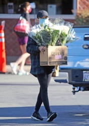 Nicole Richie - seen stocking up on supplies at the farmers market in Los Angeles, California | 02/07/2021