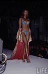 Tyra Banks 2U2nMXM3_t