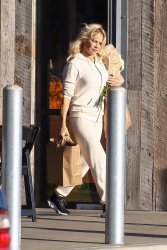 Pamela Anderson - wears her workout sweats to shop for groceries at Vintage Grocers market in Malibu, 21 January 2019