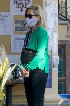 Reese Witherspoon - Grabs a bite in Los Angeles, December 3, 2020