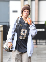 Maisie Smith - Seen leaving for strictly come dancing tour rehearsals wearing an American football jersey and beanie hat in Bromley, January 19, 2022