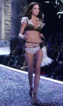 Andi Muise - Victoria’s Secret Fashion Show DIvTVQAF_t