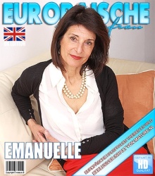 Mature - Emanuelle (EU) (53) - Britische Haarige Hausfrau masturbiert auf der Couch  Mature.nl