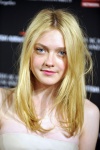 Dakota Fanning O5wLpiPF_t