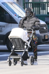 Gigi Hadid - returns to her apartment after taking her daughter for a stroll in New York City, 01/12/2021