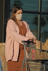 Mia Swier - Steps out solo to do some grocery shopping at Gelson's Market showing off her bulging belly in Los Angeles, January 4, 2022