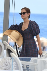 Zoey Deutch - Hotel Regina Isabella in Ischia | 07/18/2019